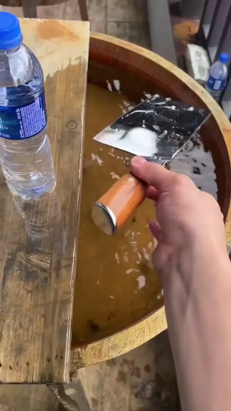 This kitchen knife is so sharp that it can cut through a plastic bottle with just a light touch.