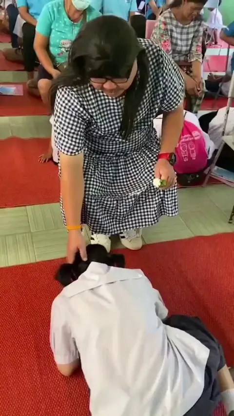 Single Dad turned up in a dress at Daughter's School for the Mother's Day event; he didn't want her daughter to miss out on anything or feel alone.
