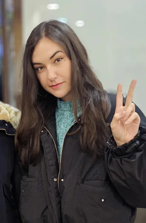 Picture from today. Seriously one of the most genetically gifted women of all time. I know she’s not even 40 yet but Christ almighty.. Just like wine she gets better with time‼️🍷