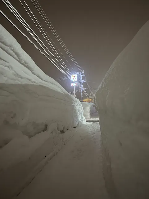Nagano &amp; Niigata, Japan have gotten an INSANE amount of snow recently !!