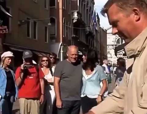 David Gilmour of Pink Floyd invited a Venice street musician to play with the band.
