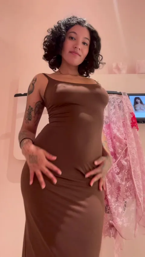 Feeling curvy asf in this dress