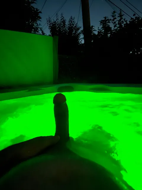 33/38 m/mf4f/mf Long Beach Just got a hot tub and we’re looking to celebrate. Couples and women please reach out with more than just a “hey”