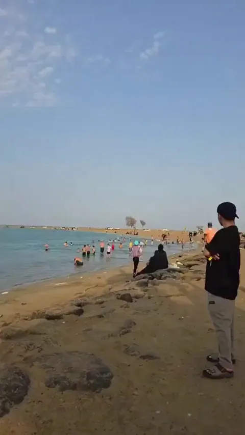 Insane situational awareness from this lifeguard as he spots a drowning kid surrounded by people