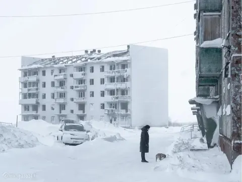🔥Photographer Maria Passer captured the ice-covered abandoned buildings of Vorkuta, in Russia’s Komi Republic, where winter temperatures drop as low as -58°F. As residents leave the dying coal-mining city, snow and ice completely encrust former living rooms, offices, and bedrooms