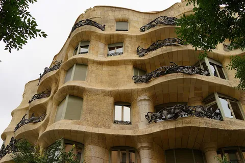 The undulating stone facade on Antoni Gaudi’s La Pedrera- Barcelona.1906-1912. It was Gaudi’s last Civic work [1200x800] OC