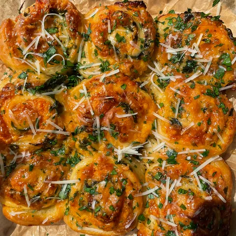 [Homemade] Cheesy garlic pesto rolls