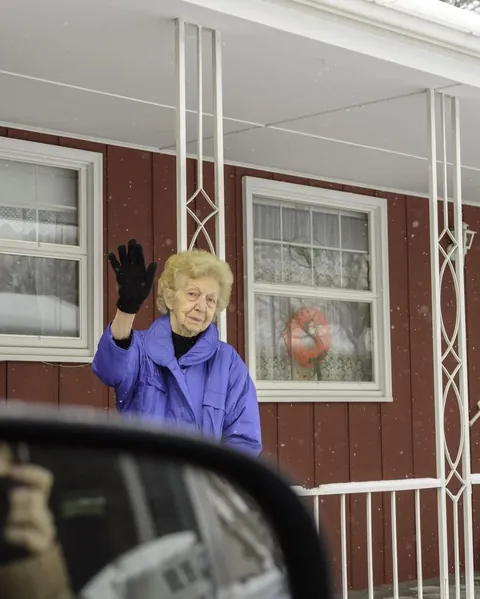 A WOMAN SPENT 27 YEARS PHOTOGRAPHING HER PARENTS WAVING HER GOODBYE 
