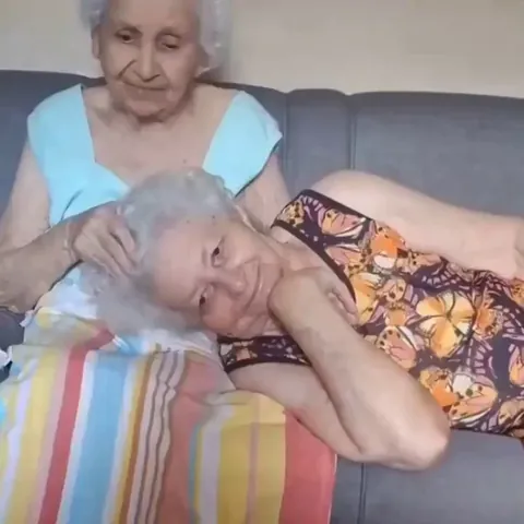 There are affections that transcend age. At 76, a daughter receives the love of her 97-year-old mother.