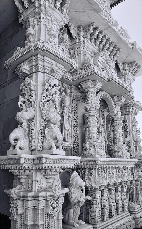 Mind-blowing details etched on the wall of this temple!