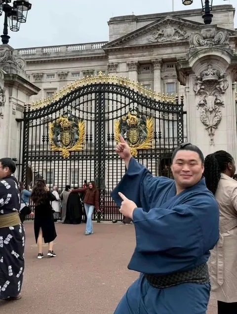 Japans top Sumo Wrestler went to London for a tournament, look at the tourist photos they took