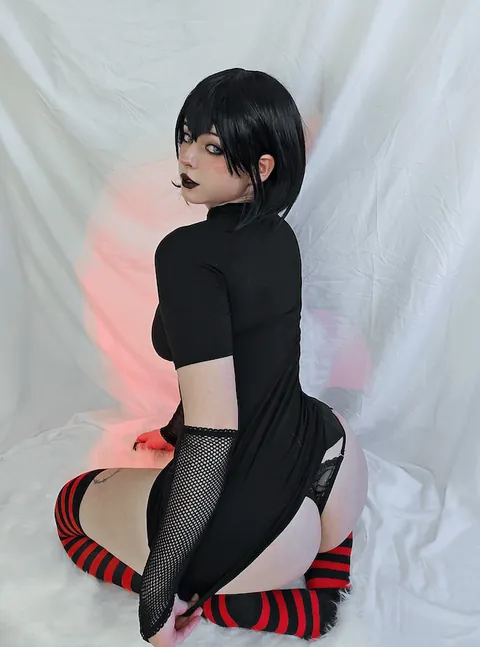 i want to know how many other big booty girls are in the "my dress rides up because my booty so fat" club or are we a small group