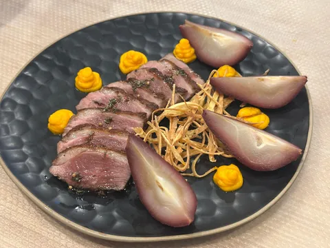 [pro/chef] Duck breast with turnip chips, wine-poached pear and carrot puree