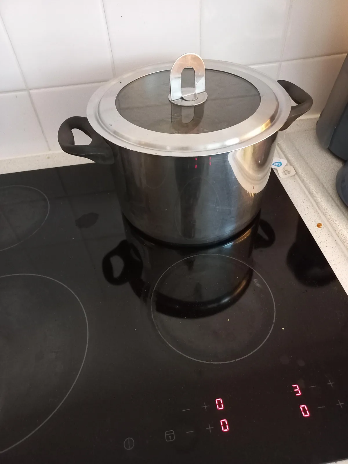 Lids/handles of pans made of a fucking conductor