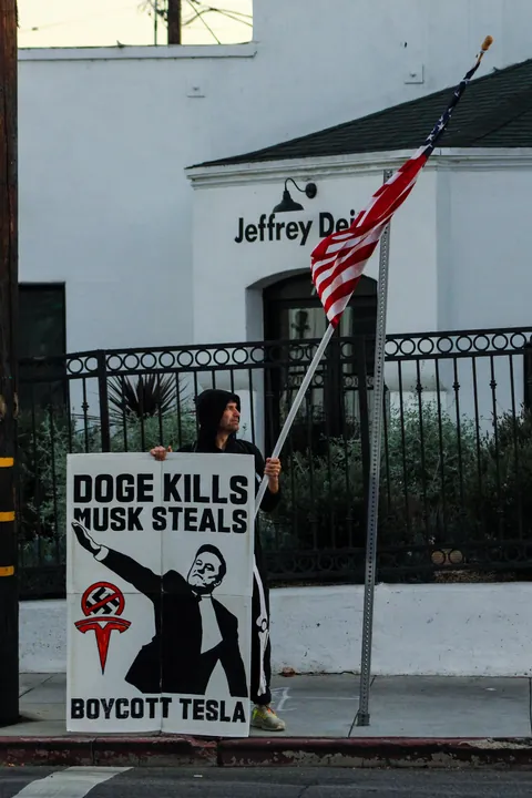 The Tesla Diner in Hollywood threw a Halloween party tonight… so the protesters outside did too [OC]