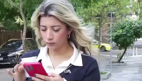 Thief on a motorbike tried to snatch a Brazilian reporters phone just before she went live on air.