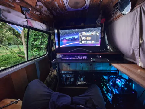 Living in a van doesn't mean you can't have a nice battlestation.