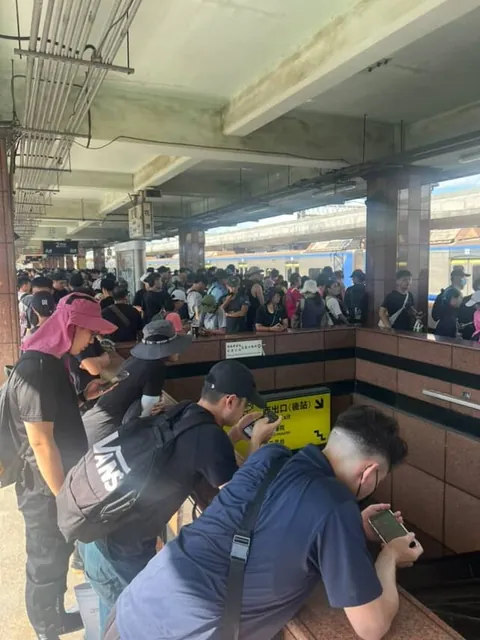 Thousands of Taiwanese Packed Trains to Help After Floods — Told ‘You’re Supermen,Pay Us Later’ [OC]