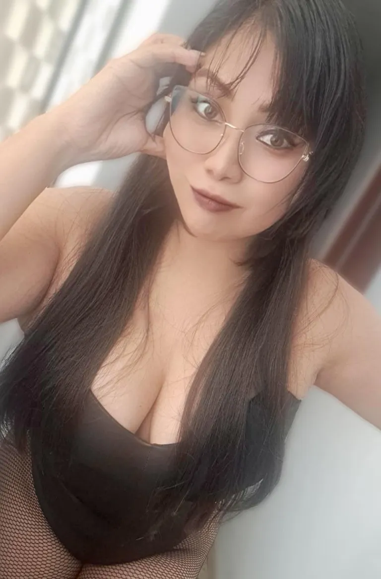 Curvy latinas look better in black (F)