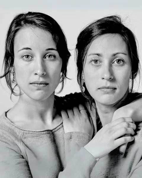 Photographer François Brunelle spent 20 years documenting unrelated strangers who look exactly like twins.