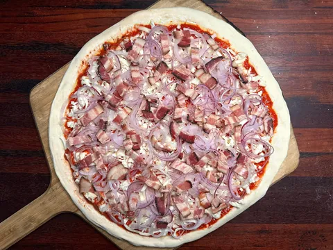 [Homemade] bacon and onion pizza
