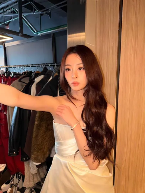 LE SSERAFIM - Yunjin