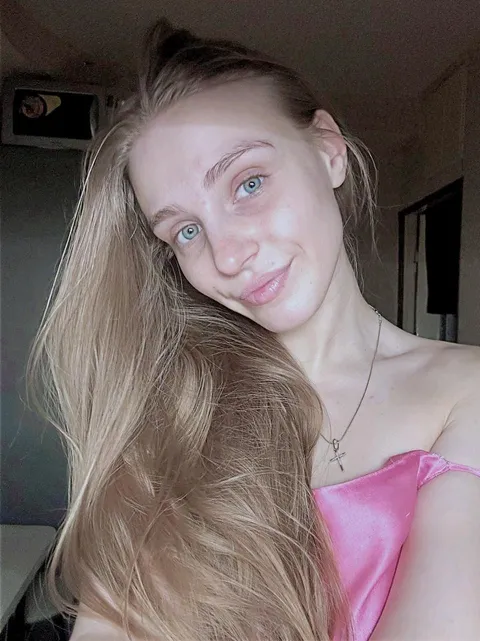 I look like ghost with no makeup on, haha, do i really look hot? [F19]