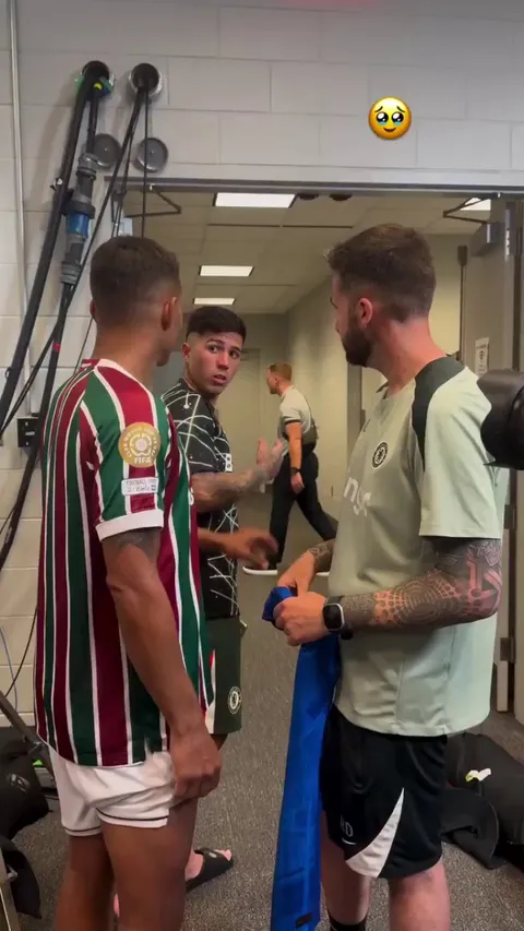 Chelsea presented Thiago Silva with a shirt at Full time