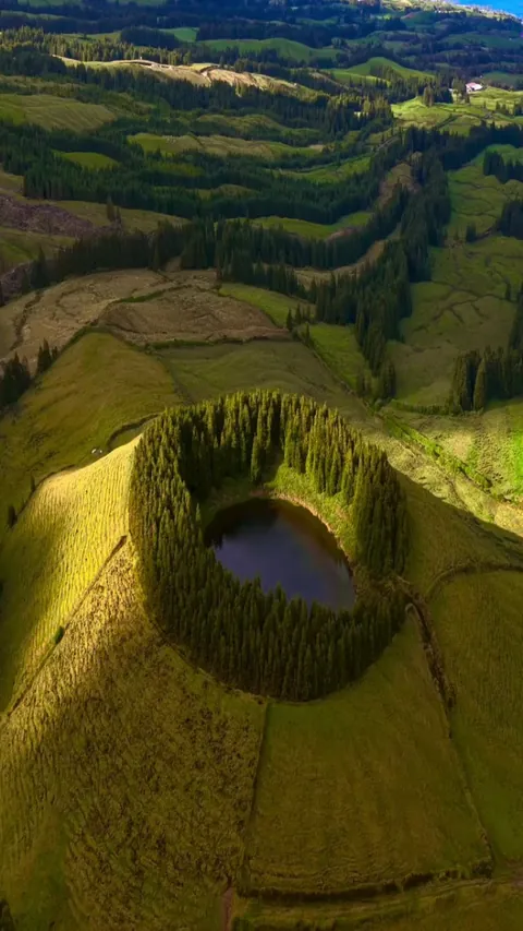 🔥this is Lagoa do Pau Pique, a unique volcanic crater lake located on São Miguel Island in the Azores archipelago of Portugal (Shot by ilhan1077)