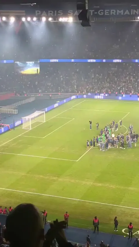 [Loïc Tanzi] Donnarumma is leaving PSG in the coming days. - PSG players stood behind Donnarumma as ultras chanted his name then surrounded him, a powerful moment. A way to say goodbye