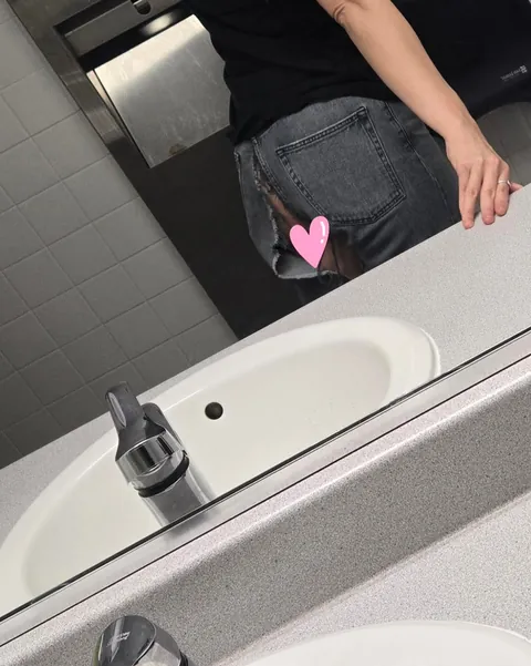 My jeans decided to quit 1 hour into my shift.