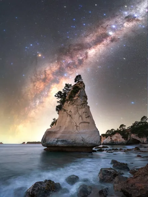 Milky Way core unspooling above Te Hoho Rock