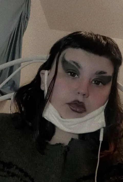 24F , DO YOUR WORST !! Hehe ☺️🤷🏻‍♀️•short hair is newer pics of me • (longer hair was in 2024 .) 