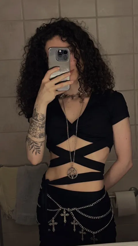 22f from italy - do your worst