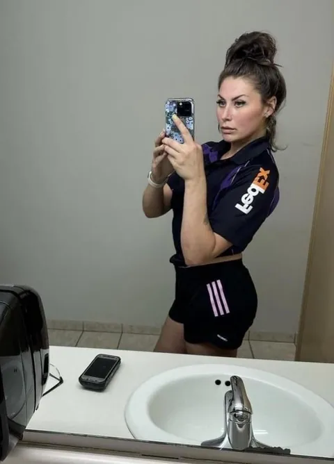 Born in 1999, 1 kid... Am I still hot for a natural mom? 🫣➡️