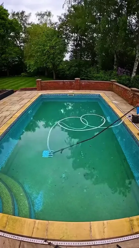 Cleaning the bottom of a dirty pool
