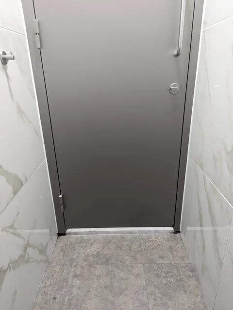 For the US Redditors: this is a normal European toilet stall