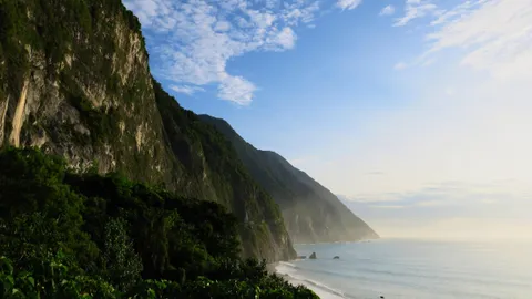 One a recent trip to Taiwan, I was amazed by the lack of tourist. It basically meant that you could have a view like this, completely to yourself. Picture taken on the east coast, just north of Hualien city!