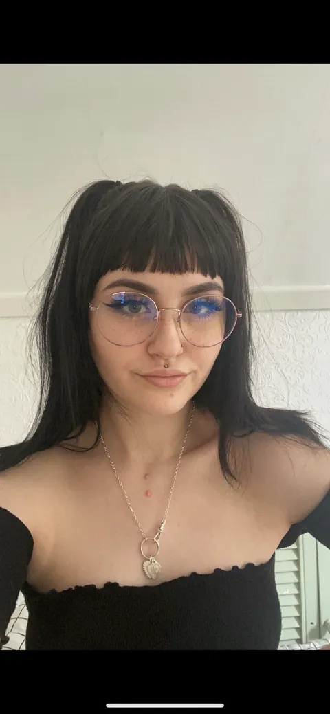 [20-F] back again! you guys asked for a picture of me with less makeup so here it is 🥺