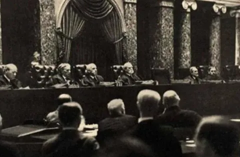 1932, Illegal picture taken inside the US Supreme Court - Dr. Erich Salomon faked a broken arm so he could hide a camera in his cast; one of only two illegal photos taken inside the US Supreme Court while it is in session.