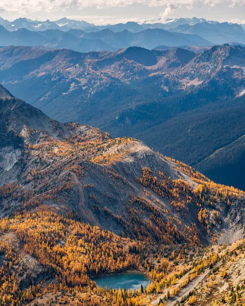 Fall Hiking in the North Cascades, WA [4669x5836][OC]