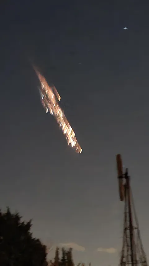 Something (presumably a sattalite) breaking up while entering the atmosphere over oregon