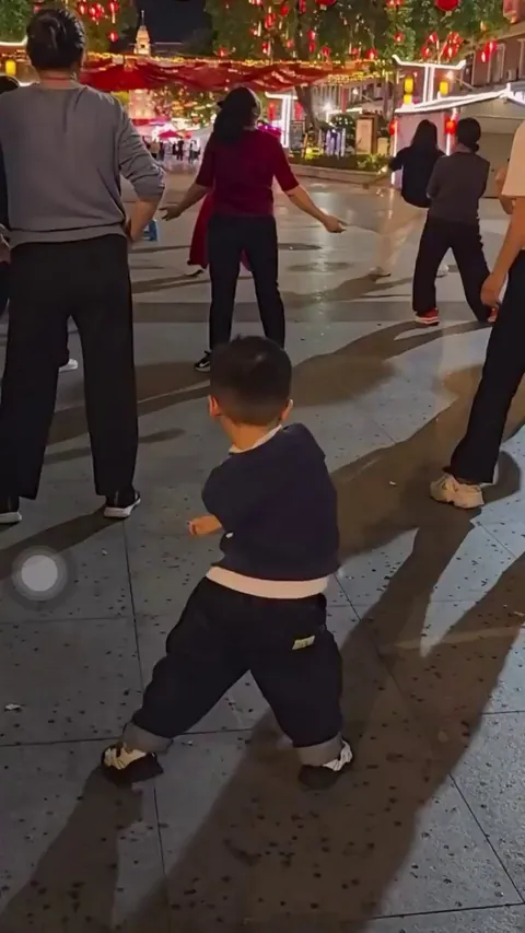 Kid is the only one that knows the choreo 😂