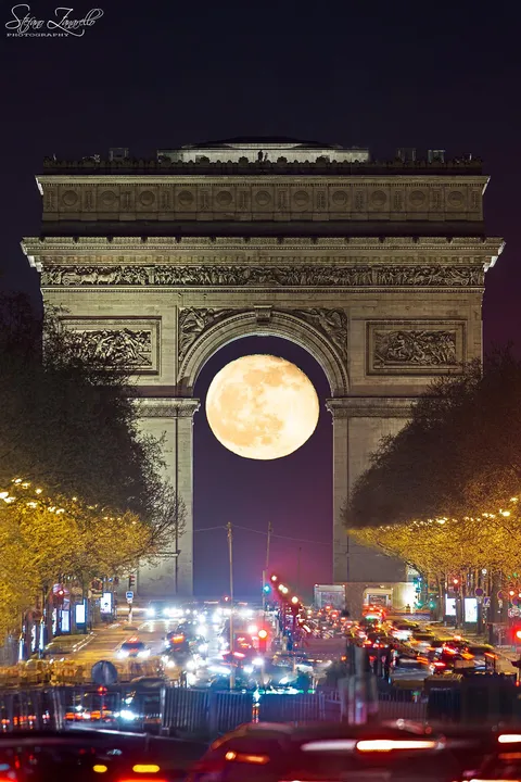 Paris' Arc de Triomphe by Stefano Zanarello