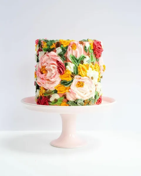 [Homemade] strawberry cake decorated with flowers