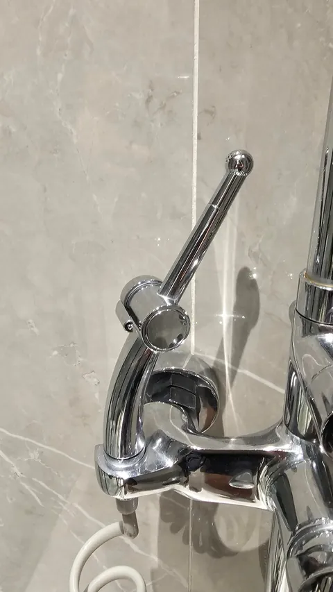 This hotel shower... (now with 100% less nudity)