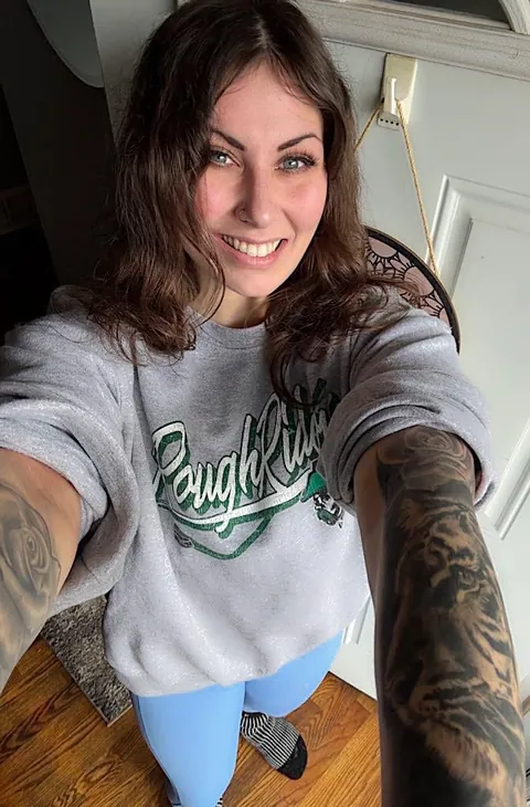 25 yo, mom of 1…am I hot enough go consider dating? 🥹➡️😪 (f25) 