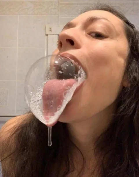 Amy gooners wanna make a goon group chat?