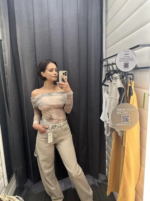 Why do people love taking hot pictures in changing rooms