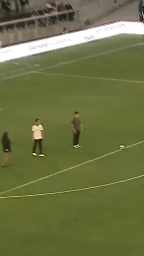 Satisfying stroke to the center of the circle.